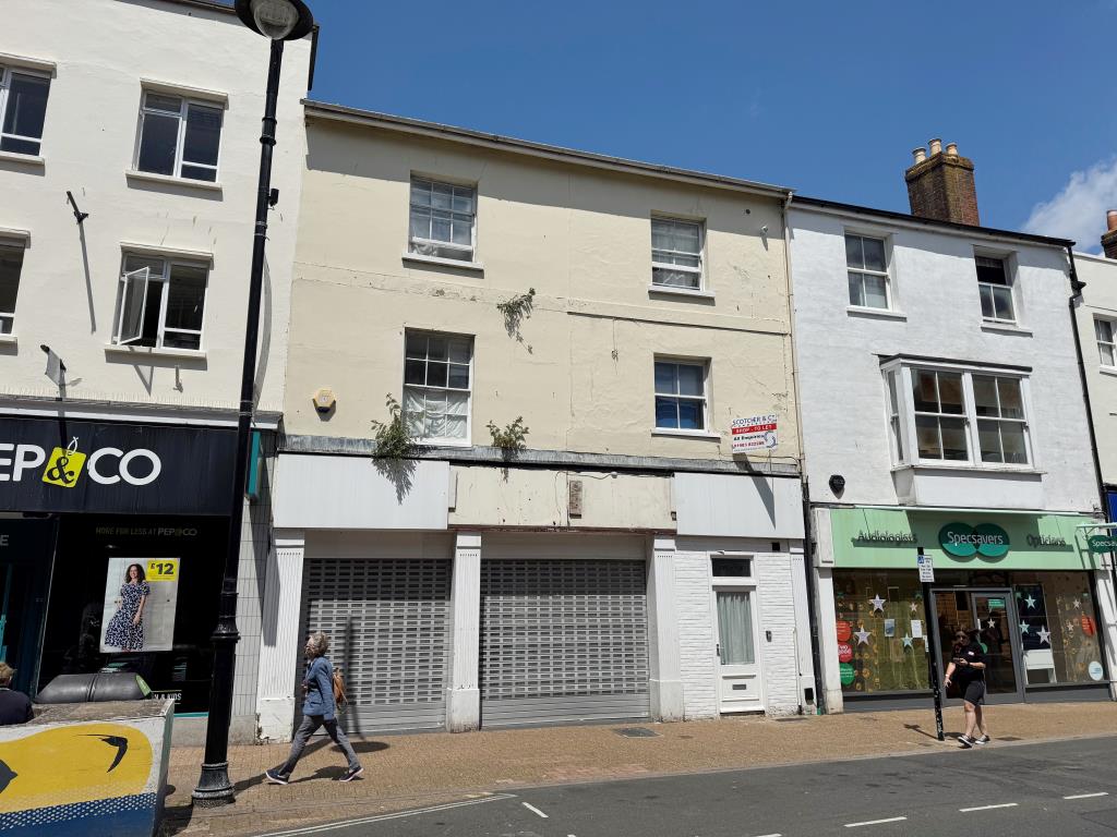 Lot: 122 - TOWN CENTRE LOCK-UP SHOP FOR INVESTMENT OR OWNER OCCUPATION - A Front View of the Building